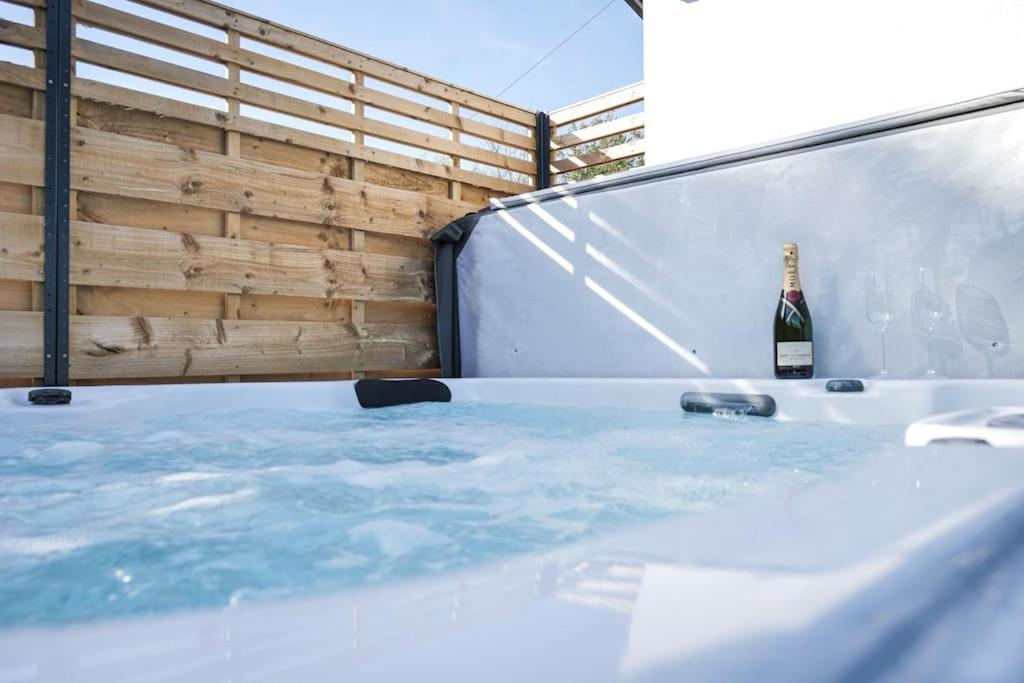 יורק Hoxne Cottages - Daisy Cottage With Private Hot Tub מראה חיצוני תמונה